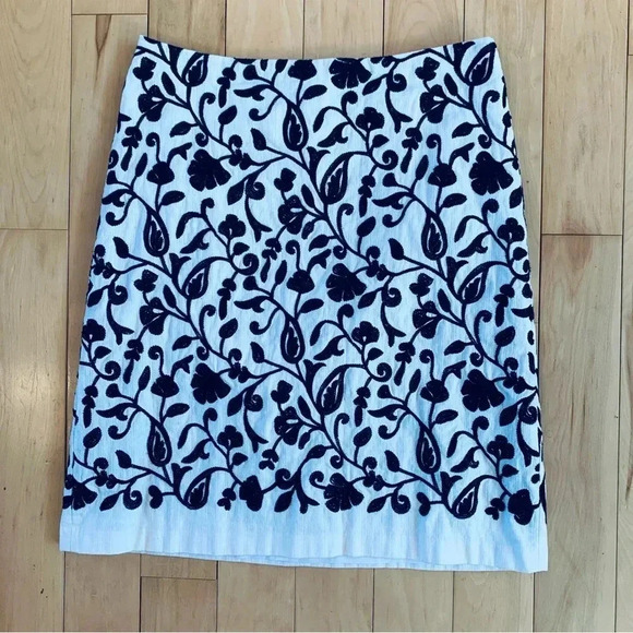 TALBOTS Floral Embroidered Textured Skirt 10 Navy & White A-line Officewear - Picture 1 of 5